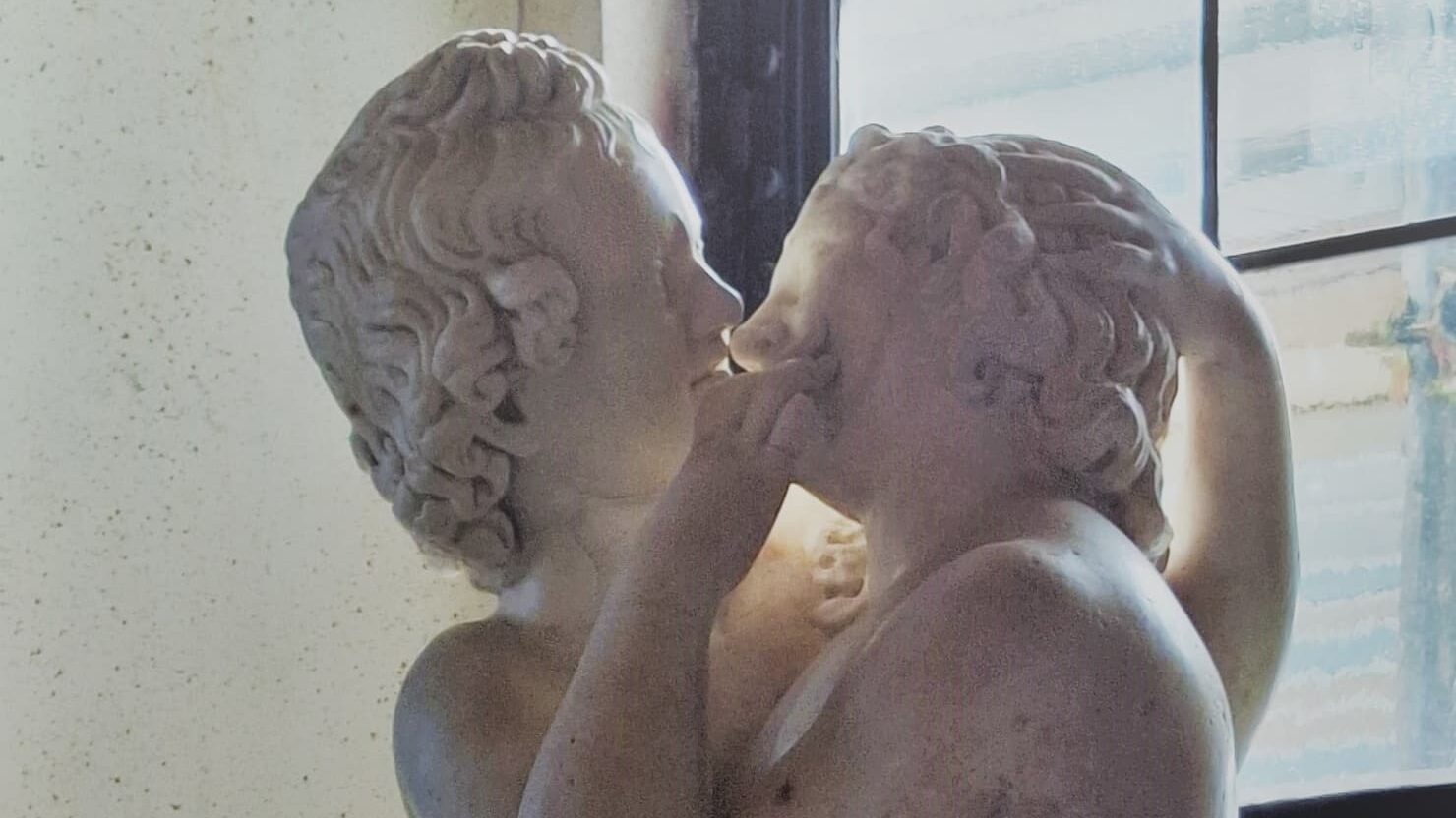 Dettaglio del bacio tra Amore e Psiche nei Musei Capitolini